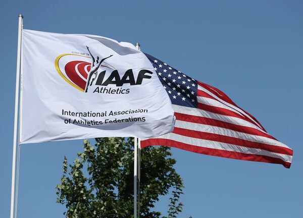 Логотип IAAF и флаг США на турнире серии Бриллиантовая лига в Юджине, Орегон