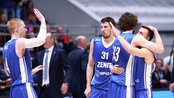 Баскетболисты Зенита радуются победе над Химками