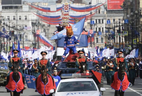 Парад ХК СКА в Санкт-Петербурге в честь победы команды в Кубке Гагарина в сезоне-2016/17