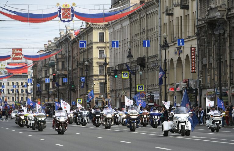 Парад ХК СКА в Санкт-Петербурге в честь победы команды в Кубке Гагарина в сезоне-2016/17