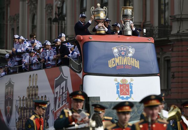 Автобус с игроками ХК СКА на параде в Санкт-Петербурге в честь победы команды в Кубке Гагарина в сезоне-2016/17