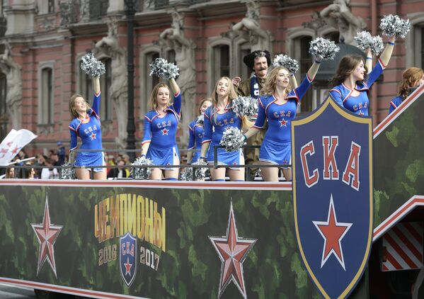 Девушки из группы поддержки ХК СКА во время парада в Санкт-Петербурге в честь победы команды в Кубке Гагарина в сезоне-2016/17