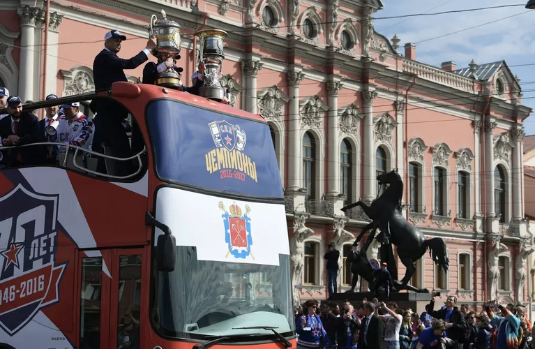 Парад ХК СКА в Санкт-Петербурге в честь победы команды в Кубке Гагарина в сезоне-2016/17 Парад ХК СКА в Санкт-Петербурге в честь победы команды в Кубке Гагарина в сезоне-2016/17