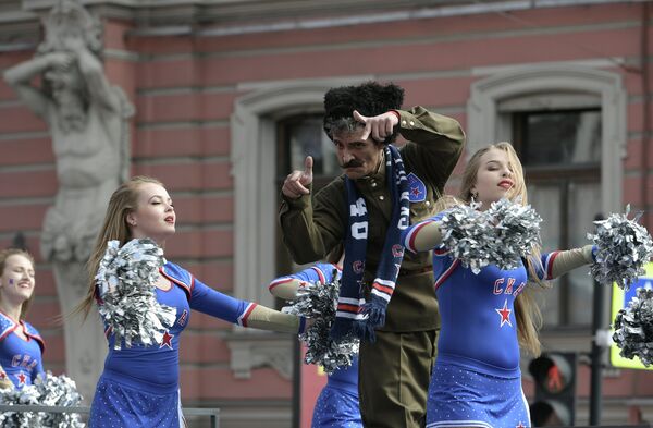 Участники парада ХК СКА в Санкт-Петербурге в честь победы команды в Кубке Гагарина в сезоне-2016/17