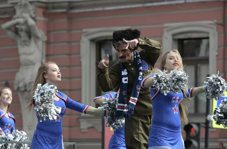 Участники парада ХК СКА в Санкт-Петербурге в честь победы команды в Кубке Гагарина в сезоне-2016/17 Участники парада ХК СКА в Санкт-Петербурге в честь победы команды в Кубке Гагарина в сезоне-2016/17
