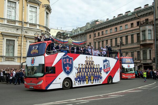 Автобус с игроками ХК СКА на параде в Санкт-Петербурге в честь победы команды в Кубке Гагарина в сезоне-2016/17