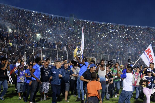 Футбольный матч в Гондурасе между командами Мотагуа и Гондурас Прогресо на стадионе в Тегусигальпе