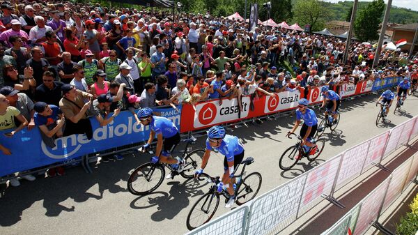 Велогонщики команды Газпром-Русвело на одном из этапов Джиро д'Италия