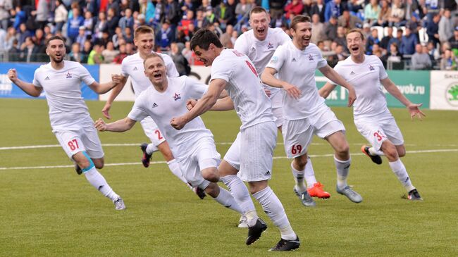 Футболисты СКА-Хабаровска радуются победе