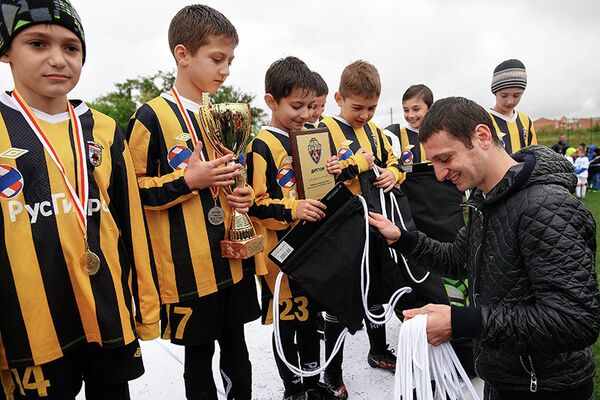 Игроки детского турнира (игроки 2008 года рождения) Алана Дзагоева (справа)