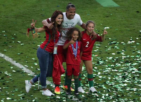 Защитник сборной Португалии Бруну Алвеш с супругой Хут и детьми Леонардо и Адрианой