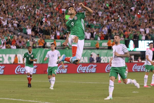 Нападающий сборной Мексики Рауль Хименес (на первом плане) радуется забитому голу