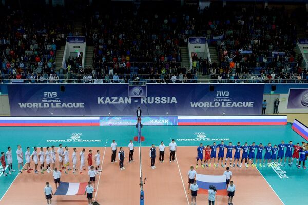 Волейболисты сборной России и Франции (справа налево)