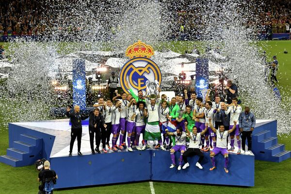 Футболисты Реала во время церемонии награждения