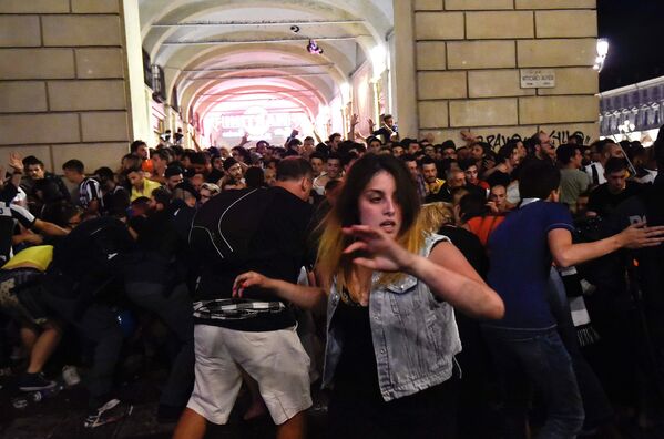 Давка на площади Сан-Карло в центре Турина во время матча Ювентус - Реал