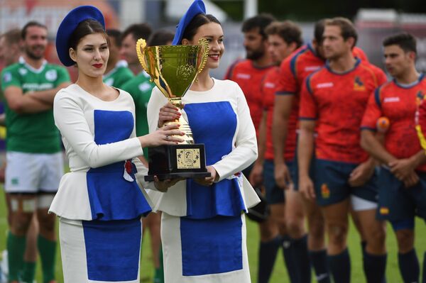 Девушки держат кубок чемпионата Европы по регби-7 на церемонии награждения