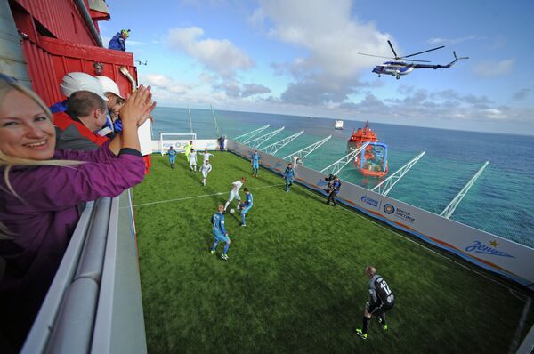 Футболисты санкт-петербургского Зенита во время матча на нефтедобывающей платформе Приразломная в Баренцевом море