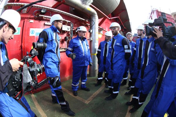 Футболисты санкт-петербургского Зенита на нефтедобывающей платформе Приразломная в Баренцевом море