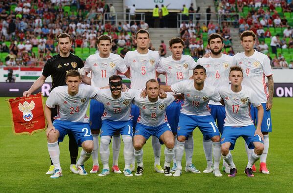 Футболисты сборной России перед началом товарищеского матча со сборной Венгрии