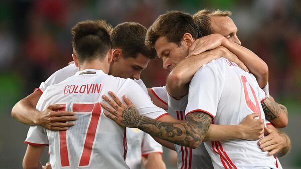 Футболисты сборной России радуются голу Федора Смолова в товарищеском матче со сборной Венгрии