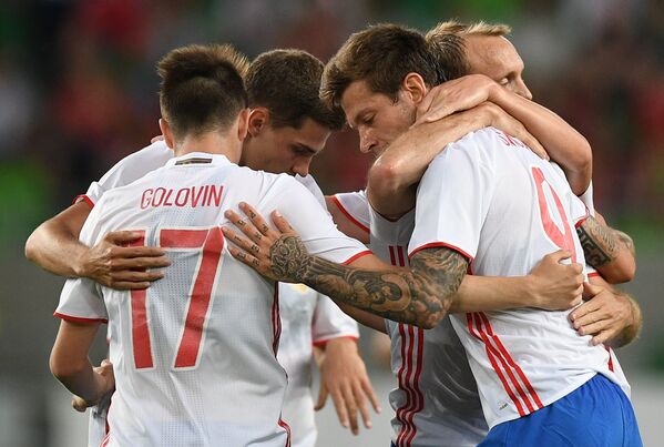 Футболисты сборной России радуются голу Федора Смолова в товарищеском матче со сборной Венгрии