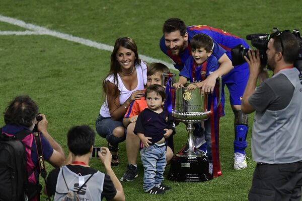 Нападающий Барселоны Лионель Месси с женой и детьми после победы над Реалом в финале Кубка Испании