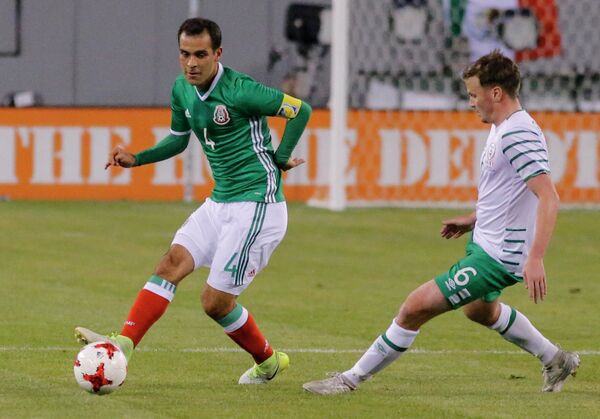 Защитник сборной Мексики Рафаэль Маркес (слева) и полузащитник сборной Ирландии Стивен Глисон
