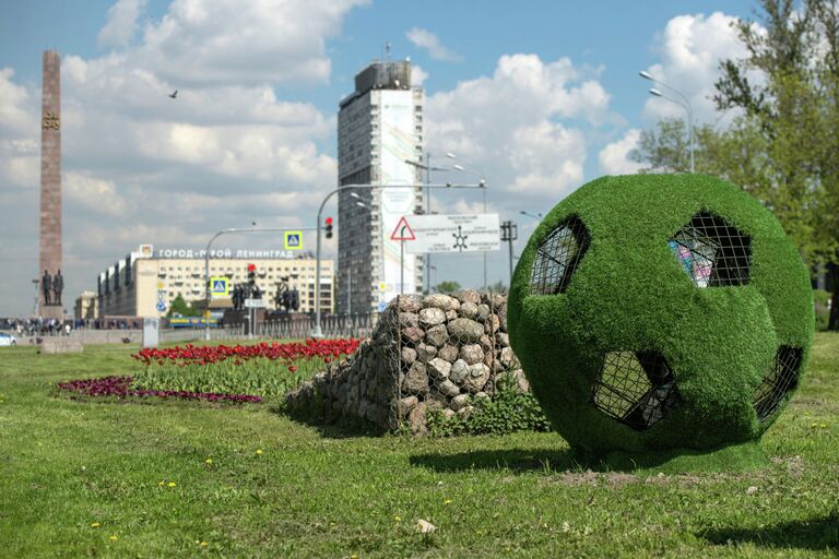 Наружная реклама Кубка Конфедераций 2017 в форме футбольного мяча Наружная реклама Кубка Конфедераций 2017 в форме футбольного мяча