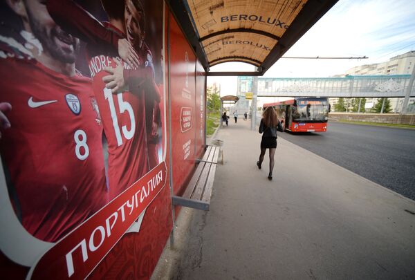 Остановка общественного транспорта в Казани с символикой Кубка конфедераций