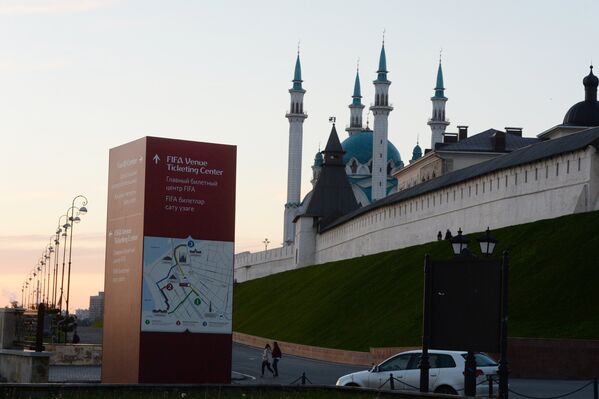 Информационная тумба у Казанского Кремля в Казани с символикой Кубка конфедераций