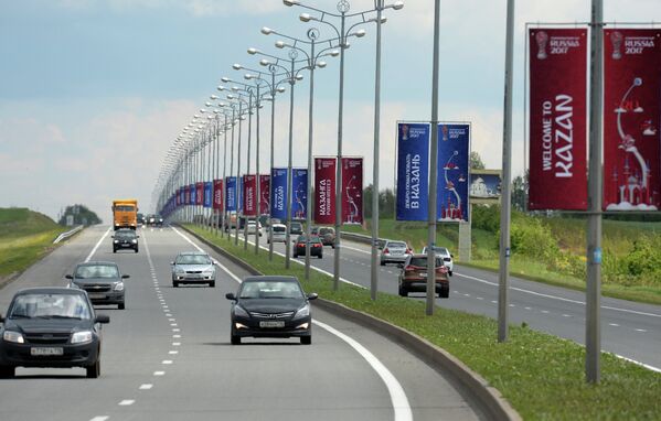 Рекламные щиты на дороге из аэропорта в Казань с символикой Кубка конфедераций