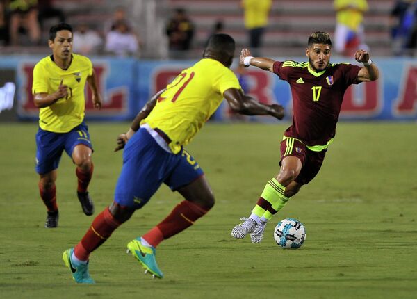 Игровой момент товарищеского матча сборных Эквадора и Венесуэлы