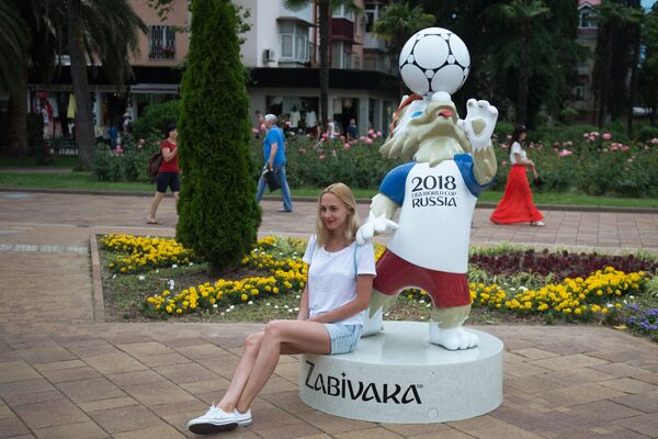 Девушка у фигуры талисмана чемпионата мира по футболу 2018
