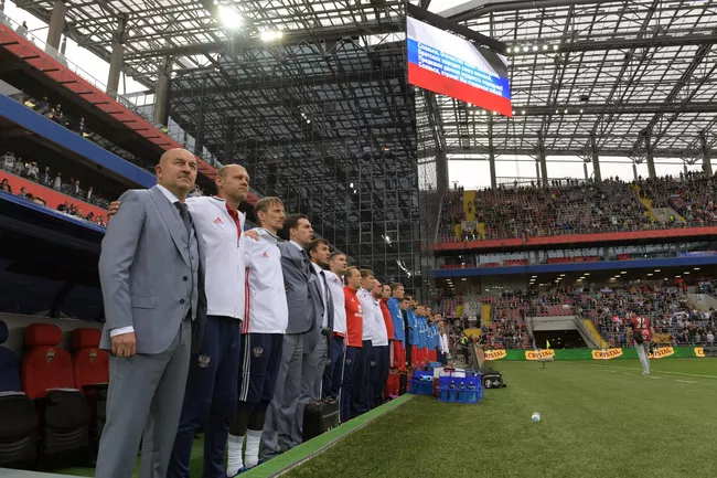 Главный тренер сборной России Станислав Черчесов (слева)