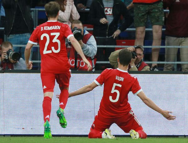 Защитники сборной России Дмитрий Комбаров (слева) и Виктор Васин