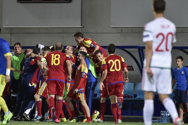 Футболисты сборной Андорры радуются забитому голу