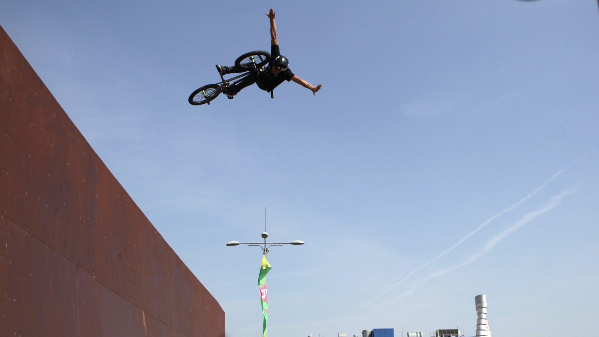 Участник во время выступления на чемпионате России по BMX Freestyle - РИА Новости, 1920, 04.07.2021