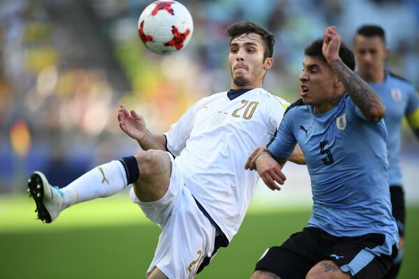 Игровой момент матча за третье место молодежного чемпионата мира по футболу Италия - Уругвай