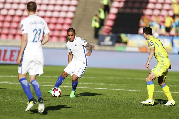 Игровой момент матча между сборными Финляндии и Украины по футболу