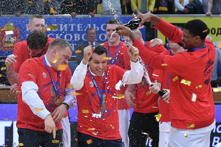 Президент, генеральный директор ПБК ЦСКА Андрей Ватутин, главный тренер ПБК ЦСКА Димитрис Итудис и игрок ПБК ЦСКА Кайл Хайнс (слева направо)