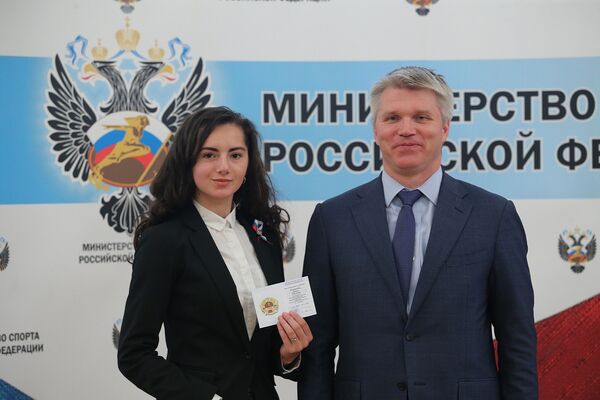 Павел Колобков наградил золотыми знаками отличия ГТО выпускников школ