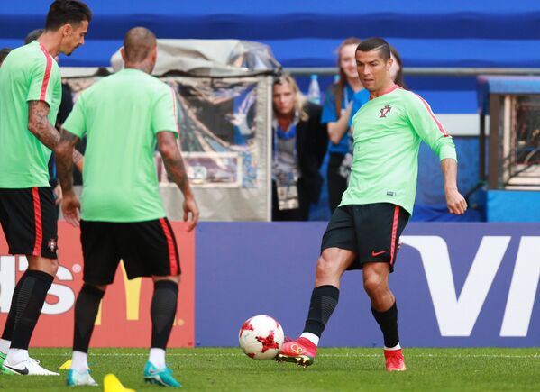 Нападающий сборной Португалии по футболу Криштиану Роналду (справа)