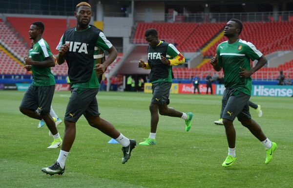 Футболисты сборной Камеруна Коллинз Фэ, Мишель Нгаде-Нгаджуи и Жонатан Нгвем (слева направо)