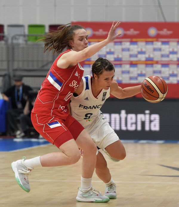 Баскетболистки сборных Сербии Саня Мандич (слева) и Франции Селин Дюмерк