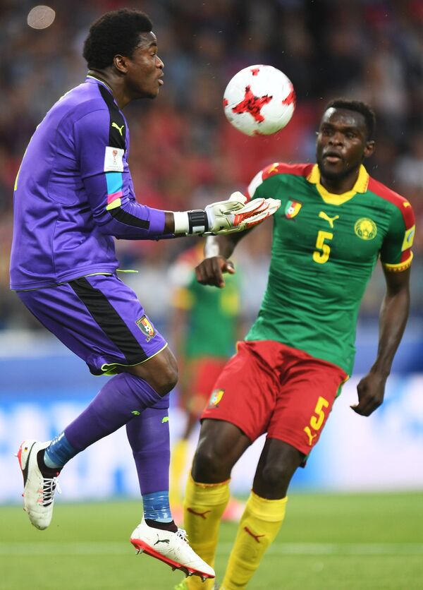 Вратарь сборной Камеруна по футболу Фабрис Ондоа (слева)
