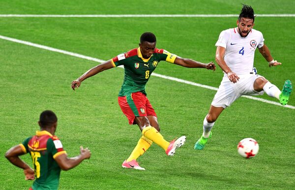 Нападающий сборной Камеруна по футболу Бенжамен Муканджо (слева)