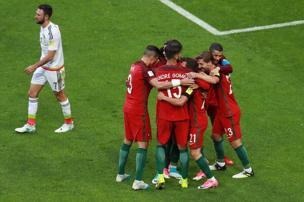 Футболисты сборной Португалии радуются забитому голу Пепе, Андре Гомеш, Седрик Соареш и Адриен Силва (слева направо) радуются забитому голу