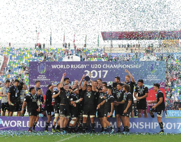 Регбисты сборной Новой Зеландии после победы над командой Англии в финале чемпионата мира для игроков до 20 лет
