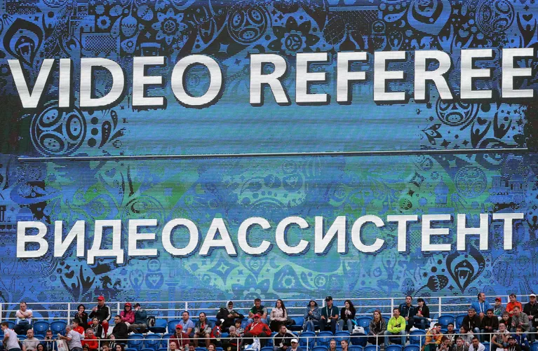 Сообщение видеоассистента во время матча Кубка конфедераций-2017 по футболу между сборными Австралии и Германии Сообщение видеоассистента во время матча Кубка конфедераций-2017 по футболу между сборными Австралии и Германии