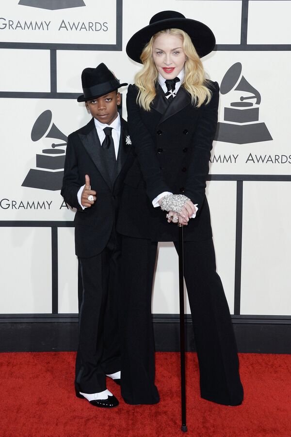 Известная американская певица Мадонна вместе с приемным сыном Дэвидом Банда